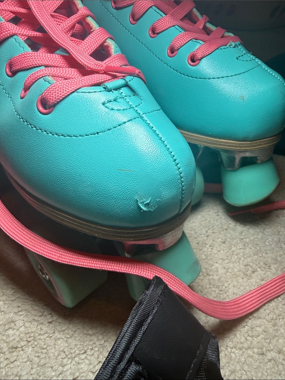 Impala Mint & Coral Quad Roller Skates with Protective Gear and Pink Skate Bag - Picture 5 of 16